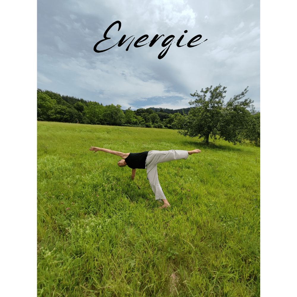 Markus Böhme in Yoga Pose auf grüner Wiese